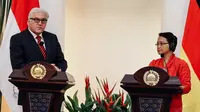 Menteri Retno LP Marsudi dan Menlu Jerman Frank Walter Steinmeir saat konferensi pers usai menggelar pertemuan, Jakarta, Senin (3/11/2014). (Liputan6.com/Faizal Fanani) 