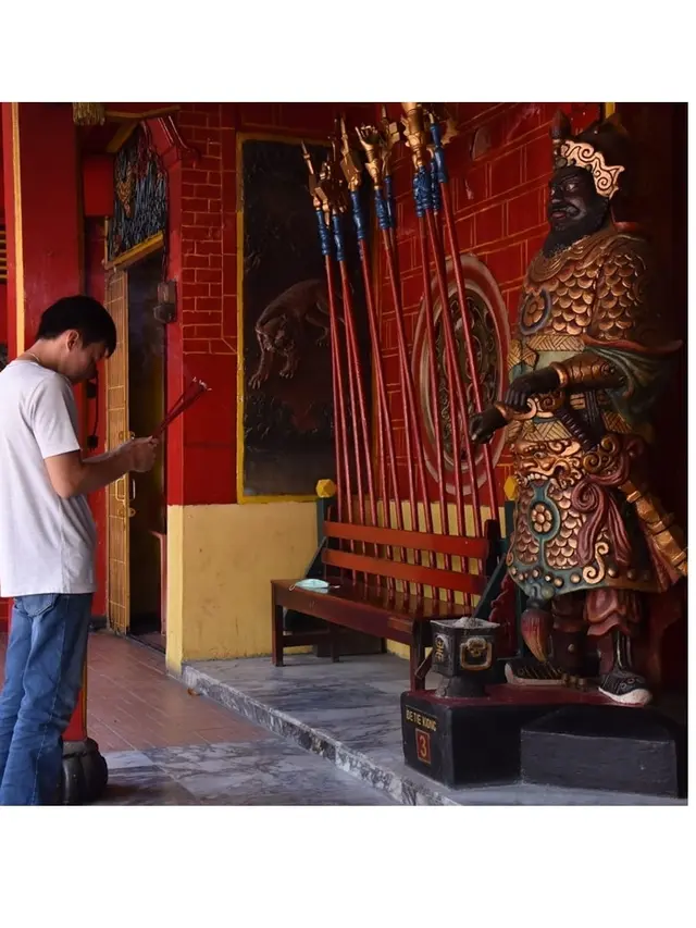 Keindahan Hok An Kiong (sumber: instagram/surabayasparkling)