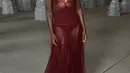Lupita Nyong'o memesona tampil berani dibalut dress semi-transparan bernuansa wine dari Gucci. [Foto: Instagram/thisisannasfashion]