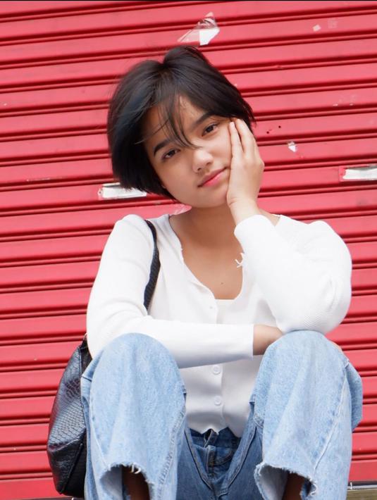 Tak hanya mirip dengan Nike Ardila, banyak netizen juga yang menilai gaya rambut Fuji yang super pendek ini membuatnya mirip seperti Jeje Slebew. Dengan pose menopang dagu, ia terlihat imut.(Liputan6.com/IG/@fuji_an)