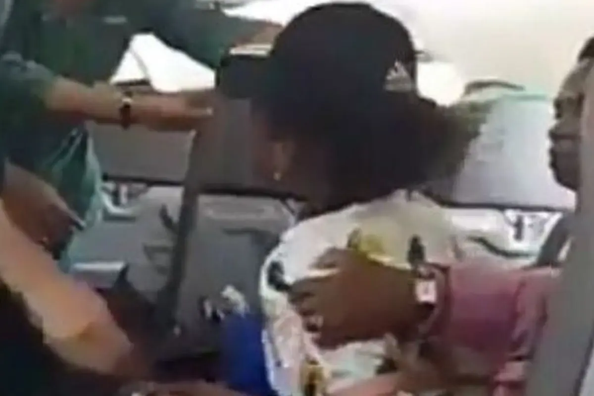 [Bintang] Pesawat Sudah Terbang, Cewek Ini Nangis Ketakutan dan Minta Turun