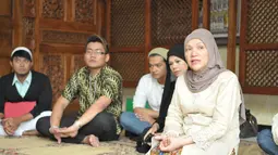 Dorce Gamalama menggelar doa bersama untuk kesembuhan Olga Syahputra dengan puluhan anak pesantrennya di kawasan Lubang Buaya, Jakarta Timur, Senin, (30/6/14) (Liputan6.com/Panji Diksana)