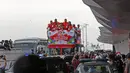 Tontowi Ahmad, Liliyana Natsir, Eko Yuli dan Sri Wahyuni mengikuti parade diatas bus Bandros di Terminal 3, Bandara Soekarno-Hatta, Banten, Selasa (23/8/2016). (Bola.com/Nicklas Hanoatubun)