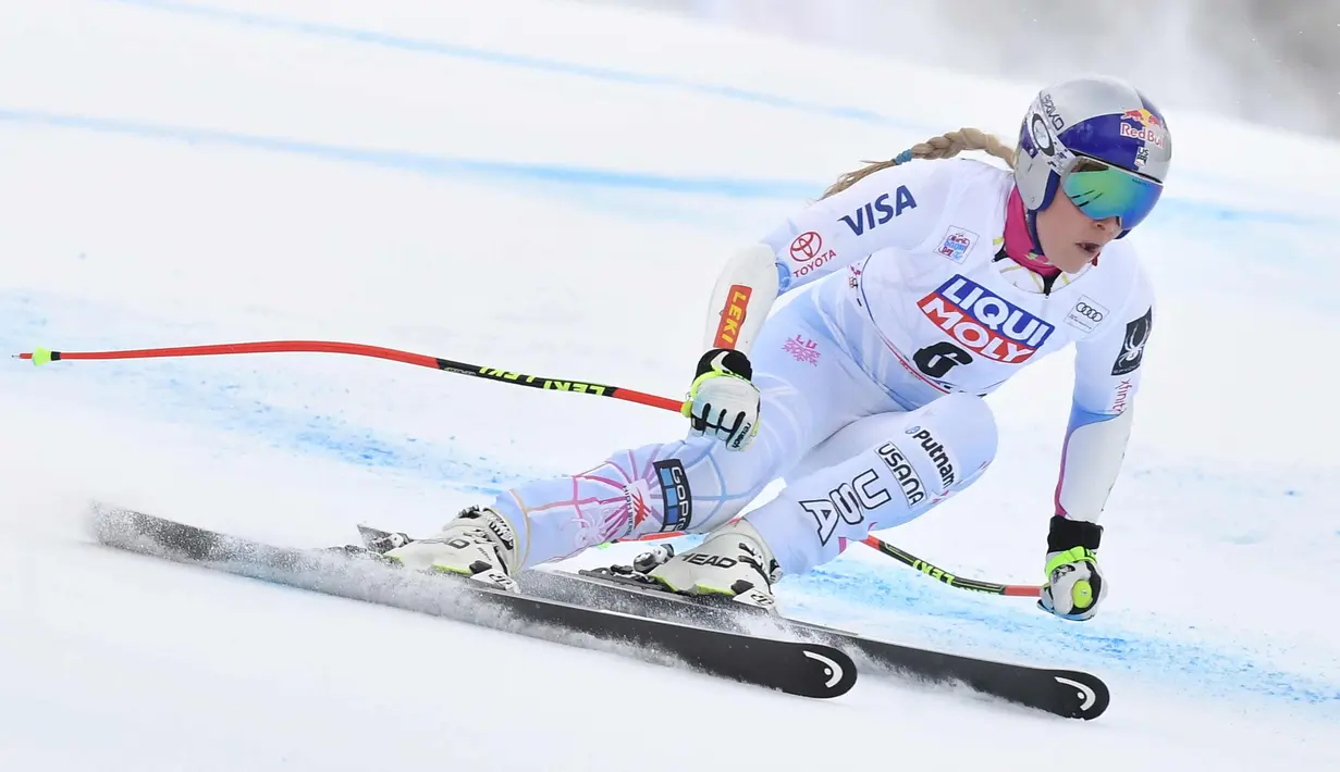 Aksi Lindsey Vonn dari Amerika Serikat  saat meluncur dengan skinya pada kompetisi FIS Alpine World Cup Women's Downhill di Cortina d'Ampezzo, Pegunungan Alpen Italia (20/1). (AFP Photo/Tiziana Fabi)