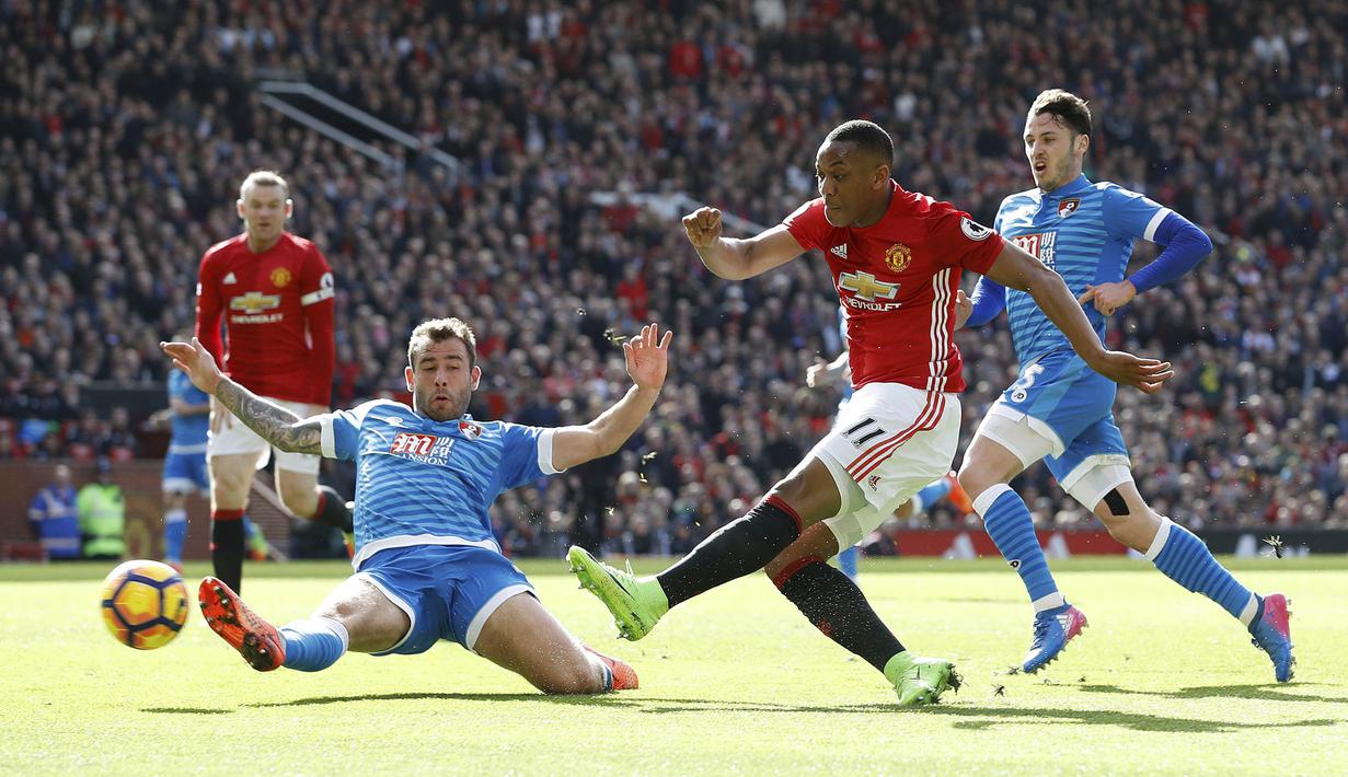 Sepakan pemain Manchester United, Anthony Martial (2kanan) dihadang pemain AFC Bournemouth pada lanjutan Premier League pekan ke-27 di Old Trafford, Manchester, (4/3/2017). MU diatahan imbang 1-1. (Martin Rickett/PA via AP)