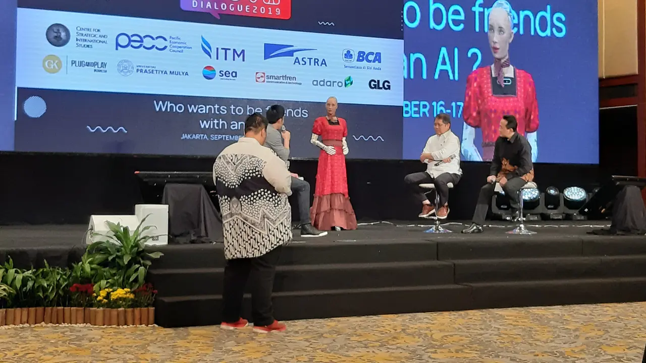 Menkominfo Rudiantara berbincang dengan robot Sophia