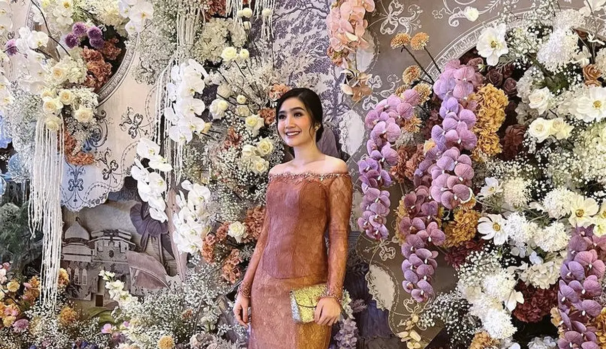Hadir jadi bridesmaid Enzy, Febby tampil elegan mengenakan kebaya panjang off shoulder warna coklat dipadukan kain songket sebagai bawahan. [Instagram/@febbyrastanty]