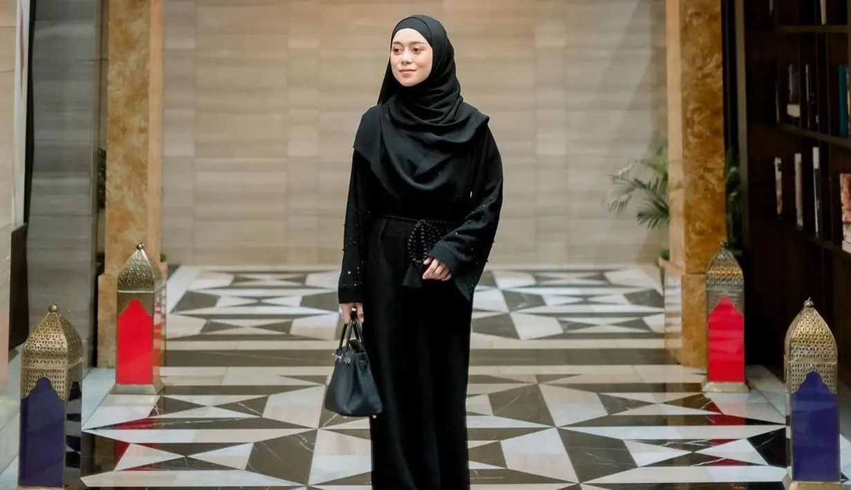 <p>Tampil serba hitam, pilihan gamis ala Lesty Kejora juga cocok digunakan saat hari raya. Bahan silk pada gamis dan hijab akan memberi kesan mewah dan elegan. [Instagram/lestykejora]</p>