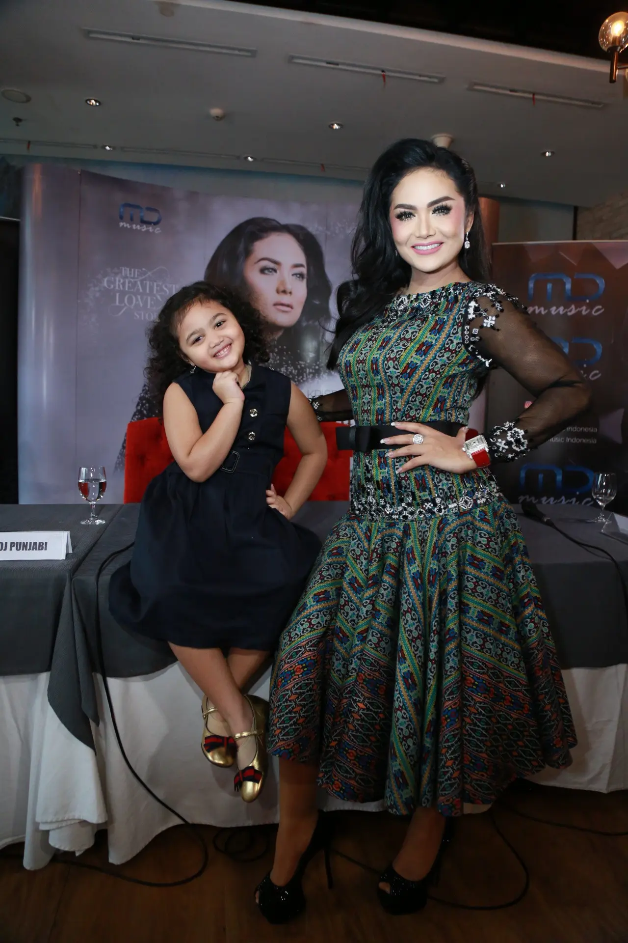 Krisdayanti dan Amora. (Nurwahyunan/Bintang.com)