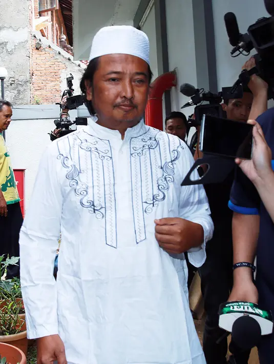 Senin, (28/3/2016) siang, Marshanda bersama kekasihnya Egi John mengenakan baju hitam datang menyambangi panti sosial untuk bertemu ayahnya. (Deki Prayoga/Bintang.com)