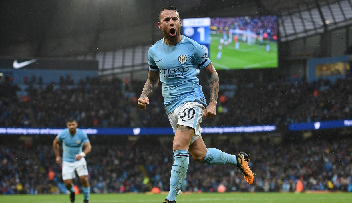 Bek Manchester City, Nicolas Otamendi, merayakan gol yang dicetaknya ke gawang Burnley pada laga Premier League di Stadion Etihad, Manchester, Sabtu (21/10/2017). City menang 3-0 atas Burnley. (AFP/Oli Scarff)