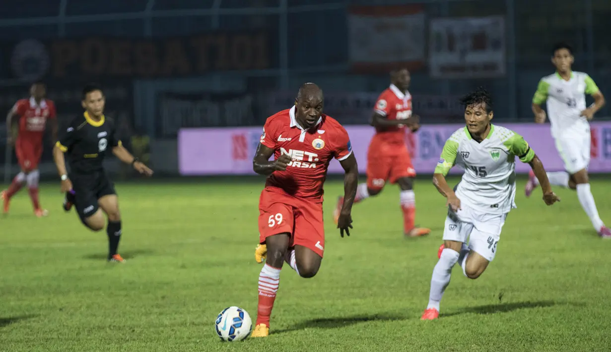 Striker Persija, Emmanuel Kenmogne, beradu cepat dengan pemain PBR, Waluyo, pada laga Piala Jenderal Sudirman di Stadion Kanjuruhan, Malang, Kamis (19/11/2015). (Bola.com/Vitalis Yogi Trisna)