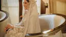 Penampilan elegan Putri Tanjung kemudian diperlengkap dengan veil panjang. (Instagram/putri_tanjung).