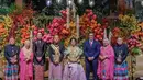Menteri Pariwisata Widiyanti Putri hadir di resepsi pernikahan bersama suaminya. Ibu menteri ini memilih mengenakan kebaya hitam panjang dipadukan bawahan kain merah. [@widi.wardhana]