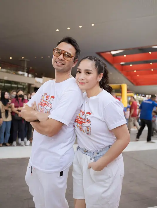 Penampilan Nagita Slavina kerap menarik perhatian netizen. Seperti belum lama ini, saat memeriahkan acara HUT Kemerdekaan RI, Nagita tampil mengenakan sepatu warna putih. Banyak netizen yang menyebut sepatu perempuan dua orang anak itu buluk alias kotor. [Instagram/raffinagita1717]