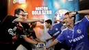 Para suporter bergaya di banner nonton bareng Liverpool vs Chelsea, Tanah Kusir, Jakarta, Minggu (27/4/2014)(Liputan6.com/Faizal Fanani).