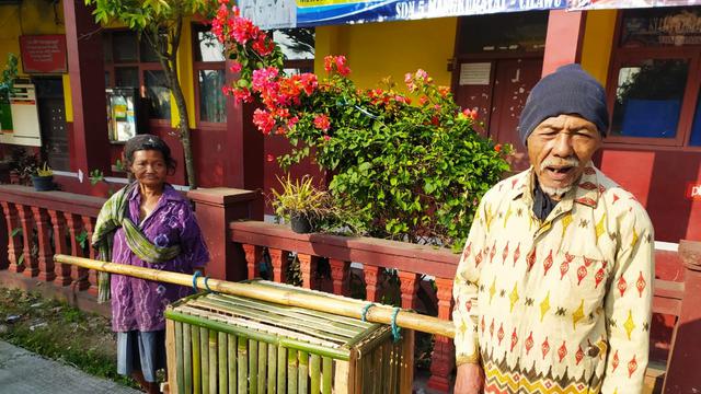 Sesekali, pasangan tua Katmini dan Harun, berhenti menyeka keringat, di tengah barang gendonganya sebuah kandang ayam untuk diperjualbelikan bagi warga yang membutuhkan.