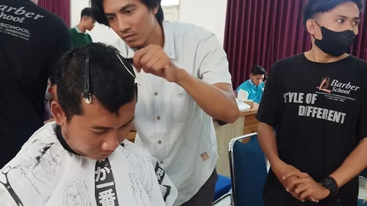 Saat Warga Difabel Banyuwangi Dilatih Mencukur Rambut Ala Barbershop