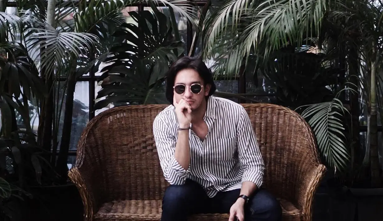 Aktor kelahiran 9 April 1995 ini juga sering menggunakan kemeja yang dipadukan dengan celana jeans. Gaya OOTD Omar Daniel ini pun terlihat kasual namun tetap memesona. (Liputan6.com/IG/@ omardaniel_)