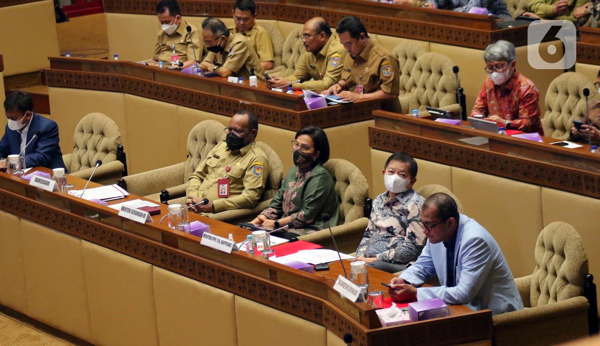 Menteri Keuangan Sri Mulyani (tengah) dan Kepala Bappenas Suharso Monoarfa (kedua kanan) saat rapat kerja dengan Komisi II di Kompleks Parlemen MPR/DPR-DPD, Senayan, Jakarta, Selasa (28/6/2022). Komisi II DPR dan pemerintah menyepakati penentuan ibu kota untuk tiga daerah otonomi baru (DOB) Papua yang diatur dalam tiga rancangan undang-undang. (Liputan6.com/Angga Yuniar)