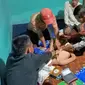 Jasad korban perang sarung disambut isak tangis keluarga setibanya di rumah duka. Foto : Istimewa