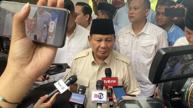 Calon Presiden (Capres) nomor urut 2, Prabowo Subianto saat melawat ke kediaman KH Abuya Muhtadi Dimyathi, Minggu (3/12/2023).
