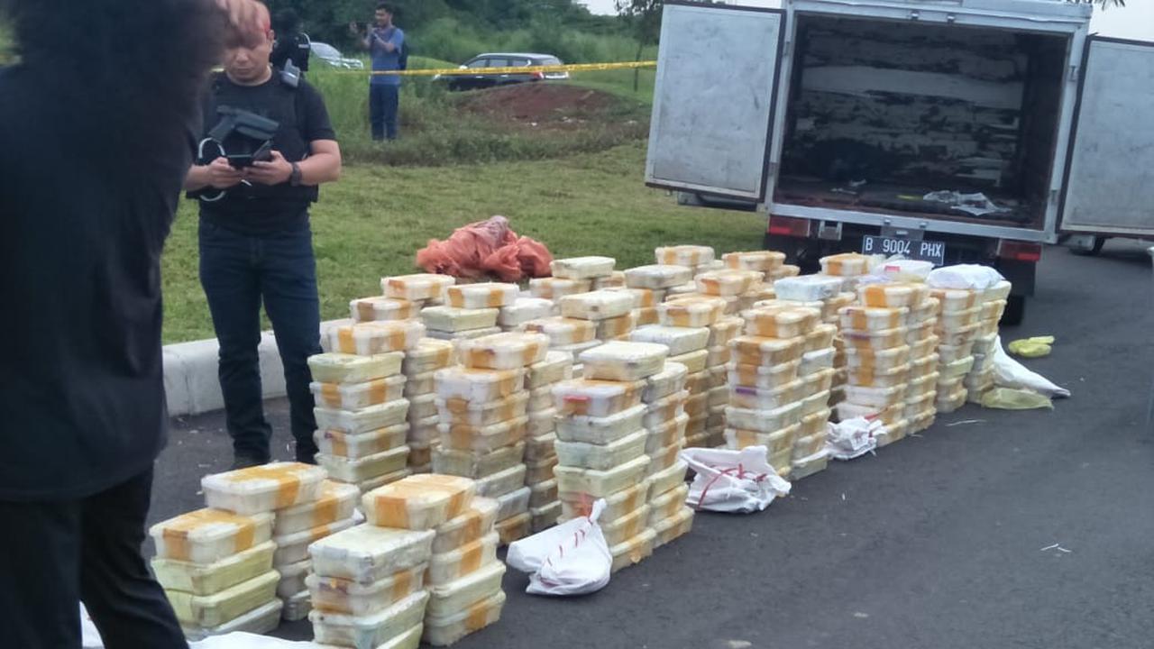 Polisi mengamankan narkoba jenis sabu sebanyak 288 kilogram di Pagedangan, Kabupaten Tangerang. (Liputan6.com/Pramita Tristiawati)