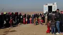 Sejumlah warga yang melarikan diri dari pertempuran antara pasukan Irak melawan kelompok militan ISIS mengantre untuk berobat di klinik di kamp pengungsian Sewdinan, Khazer, Irak, 3 Januari 2017. (AP Photo / Khalid Mohammed)