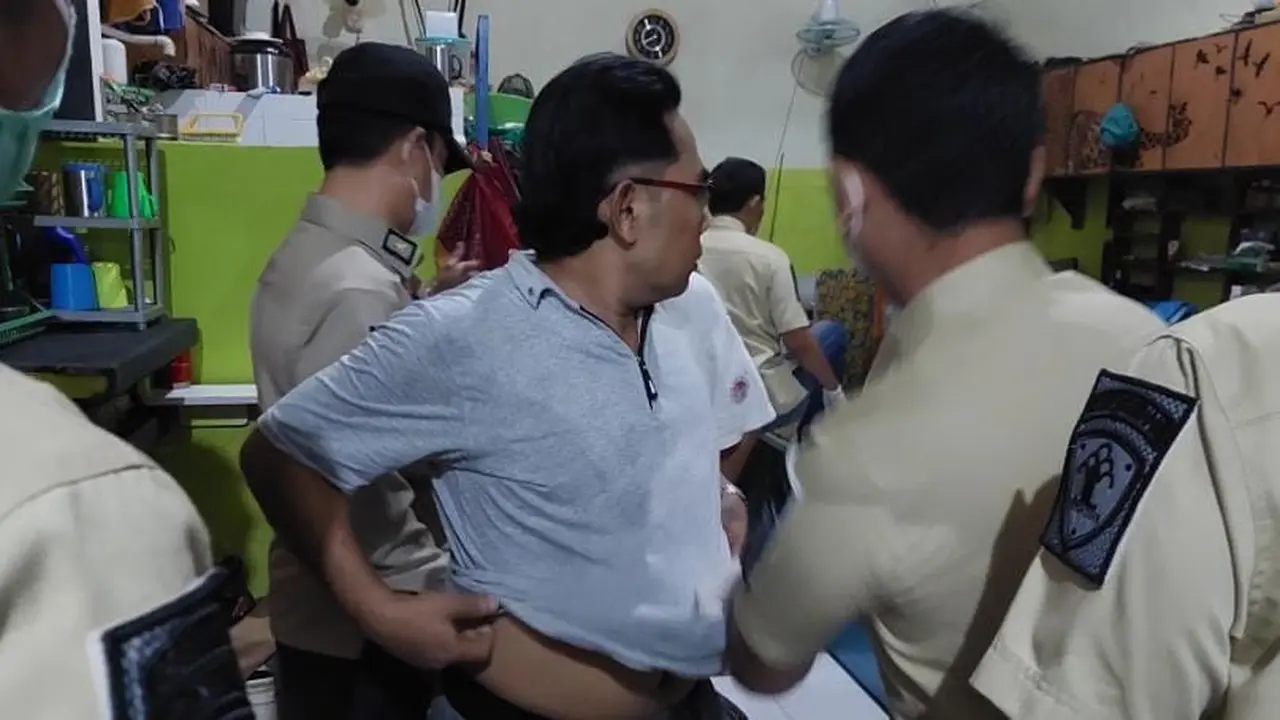 Penggeladahan di Lapas Sidoarjo. (Dian Kurniawan/Liputan6.com).
