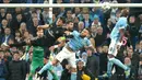 Perebutan bola di depan gawang PSG saat melawan Manchester City pada leg kedua perempat final Liga Champions di Stadion Etihad, Manchester, Rabu (13/4/2016) dini hari WIB. (AFP/Oli Scarff)