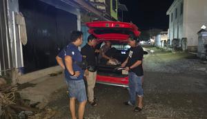 Tim Resmob Polres Luwu bersama Satreskrim dan Satintelkam Polsek Belopa saat mengamankan pelaku pencurian kotak amal masjid. (Liputan6.com/ Fauzan)