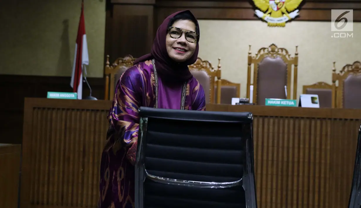 Mantan Dirut PT Pertamina (Persero), Karen G Agustiawan usai menjalani sidang perdana di Pengadilan Tipikor, Jakarta, (31/1). Karen disangka terlibat dugaan korupsi investasi perusahaan di Blok BMG Australia tahun 2009. (Liputan6.com/Helmi Fithriansyah)