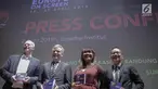Duta Besar Uni Eropa untuk Indonesia Vincent Guerend (kedua kiri), Direktur Goethe-Institut Stefan Dreyer (kiri) serta Festival Co-Director Meninaputri Wismurti (dua kanan) dan Nauval Yazid usai konferensi pers jelang Europe on Screen di Jakarta, Selasa (2/4). (Liputan6.com/Faizal Fanani)