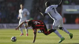 Gelandang Chelsea, N'Golo Kante, menjatuhkan gelandang Bournemouth, Marc Pugh. Meski tuan rumah kalah laga berjalan seimbang, penguasaan bola keduanya sama kuat. (AP/Matt Dunham)