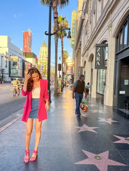 Suasana perkotaan Los Angeles sukses membuat Syifa Hadju terkesima. Ia yang saat itu mengenakan outer pink terlihat begitu terpukau dengan setiap pemandangan di trotoar Los Angeles. Foto cantiknya Syifa Hadju berlibur di Amerika Serikat ini banjir like dan komentar dari netizen. (Liputan6.com/IG/@syifahadjureal)