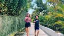Tidak hanya yoga, BCL juga rutin untuk mengajak sang buah hati lari pagi. Gaya BCL saat lari pagi pun curi perhatian. Terlebih, raut wajah yang terlihat segar tampak dari paras perempuan kelahiran 22 Maret 1983. (Liputan6.com/IG/@bclsinclair)