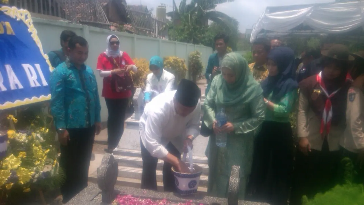 Awali Tugasnya, Menpora Peringati Sumpah Pemuda di Makam