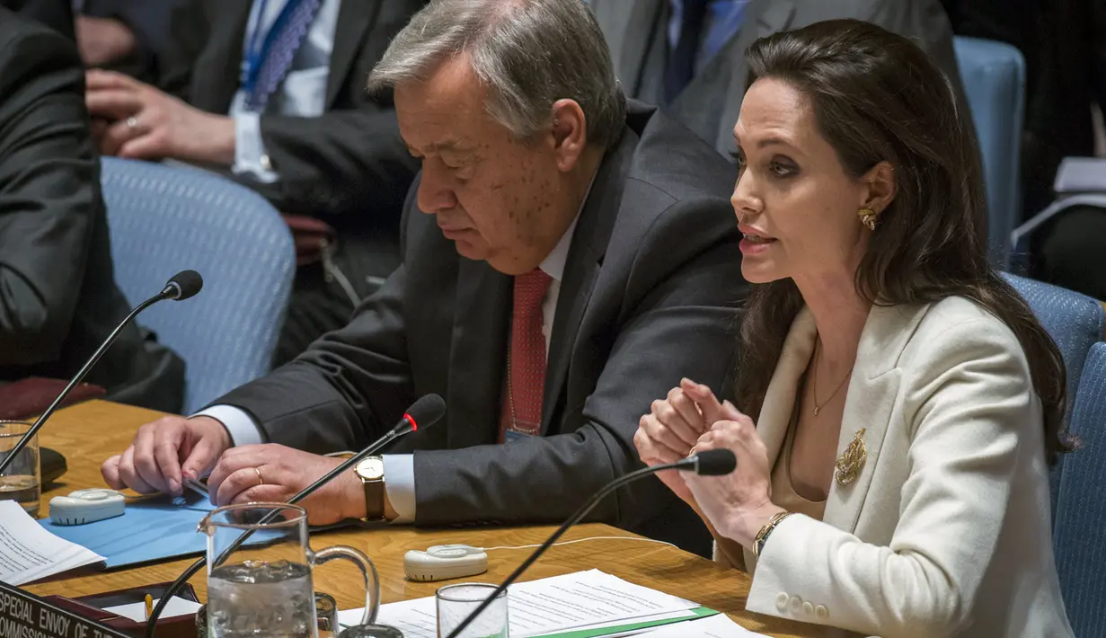 Angelina Jolie memberikan pendapat dalam rapat Dewan Keamanan PBB di New York, AS (24/4/2015). Angelina Jolie sebagai utusan PBB untuk pengungsi (UNHCR) meminta negara-negara maju untuk membantu pengungsi Suriah. (REUTERS/Lucas Jackson)
