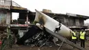 Sebuah pesawat kargo jenis Fokker 50 terjatuh dan terbakar di pinggiran Nairobi, Kenya, (2/7/2014). (REUTERS/Thomas Mukoya)