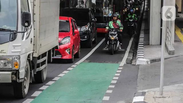 Bandel, Pengendara Motor Masih Melintas  di Jalur Sepeda