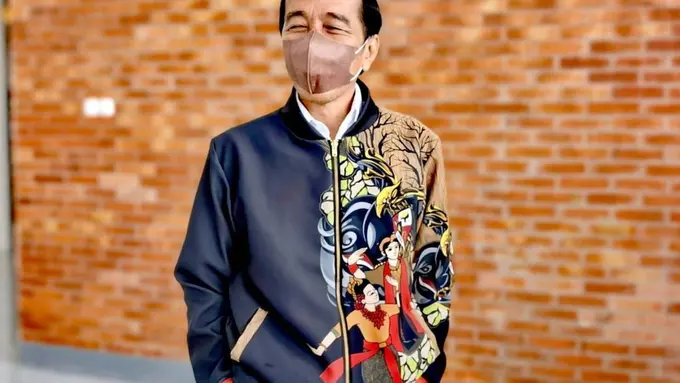 Jokowi Tampil Penuh Gaya dengan Jaket Baseball Rancangan UMKM Blora, Berapa Harganya?