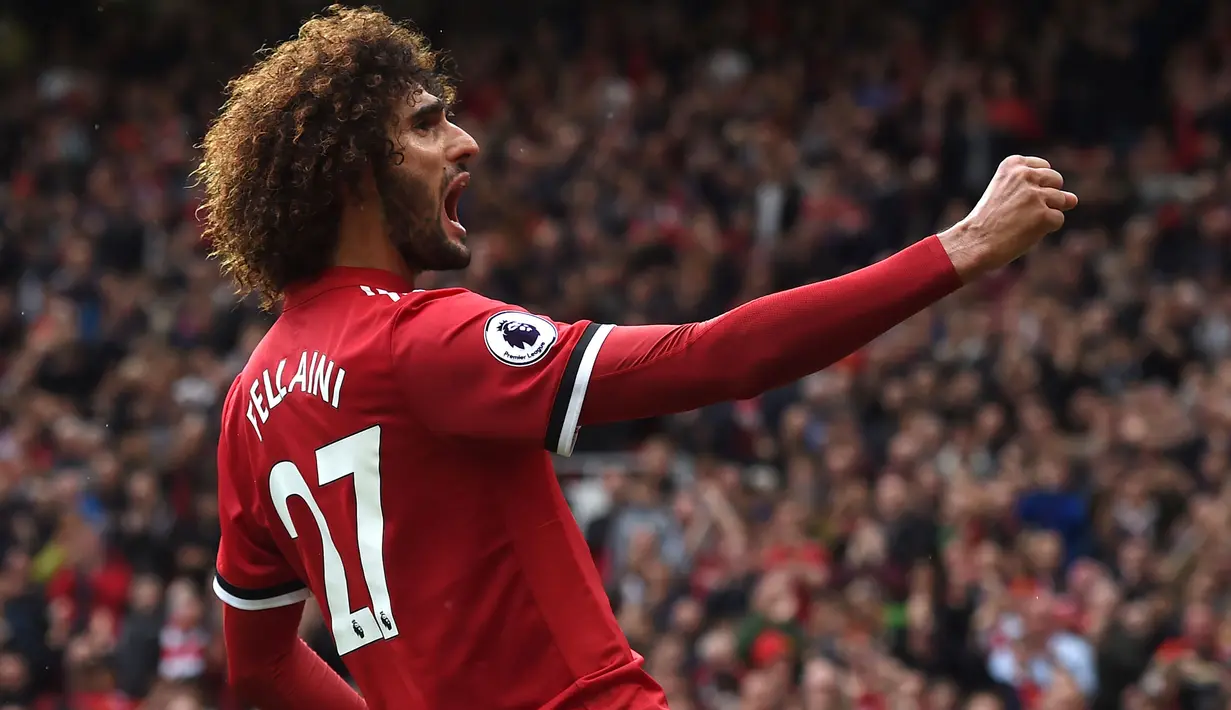 Pemain Manchester United asal Belgia, Marouane Fellaini mencetak dua gol untuk timnya saat melawan Crystal Palace pada pekan ketujuh Premier League di Old Trafford, Manchester (30/9/2017). MU menang telak 4-0. (AFP/Paul Ellis)