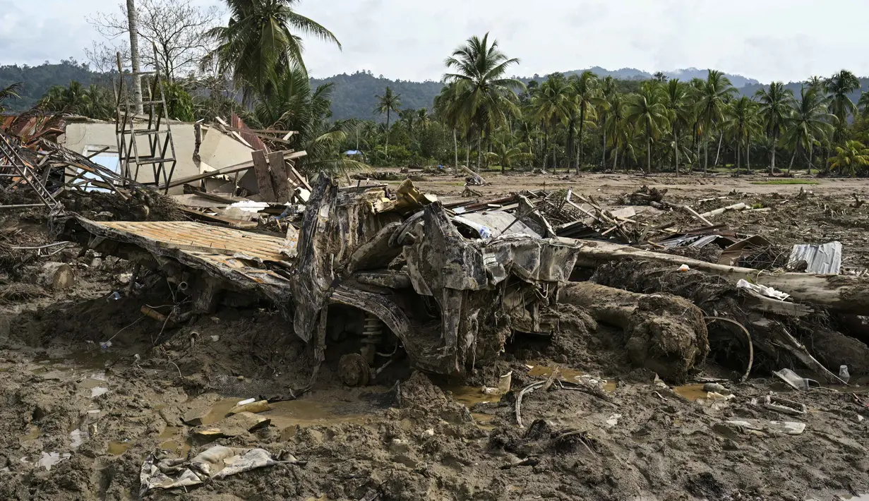 Sebelumnya, pada akhir November 2025 lalu, Desa Garoga, Kecamatan Batang Toru, Tapanuli Selatan, Sumatera Utara, dilaporkan luluh lantak tersapu banjir dan longsor, dan hanya menyisakan lumpur dan tumpukan kayu. Tampak dalam foto, puing-puing rumah dan kendaraan masih menumpuk di area yang hancur akibat banjir bandang di Desa Aek Garoga, Tapanuli Selatan, Sumatera Utara, pada Sabtu 27 Desember 2025. (YT Hariono /AFP)