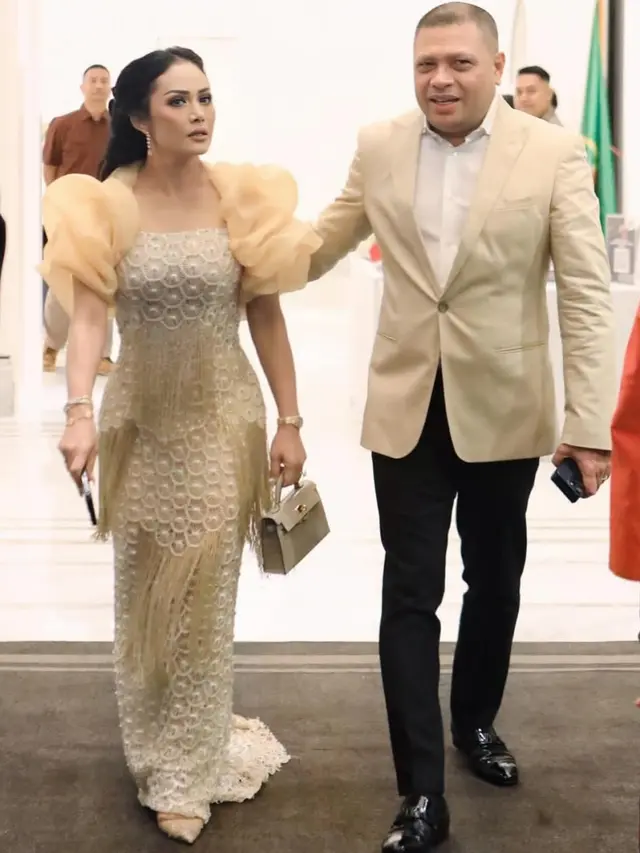 Model Rambut Kris Dayanti saat Menemani Sang Suami pada Acara Formal (Foto: Instagram @krisdayantilemos)
