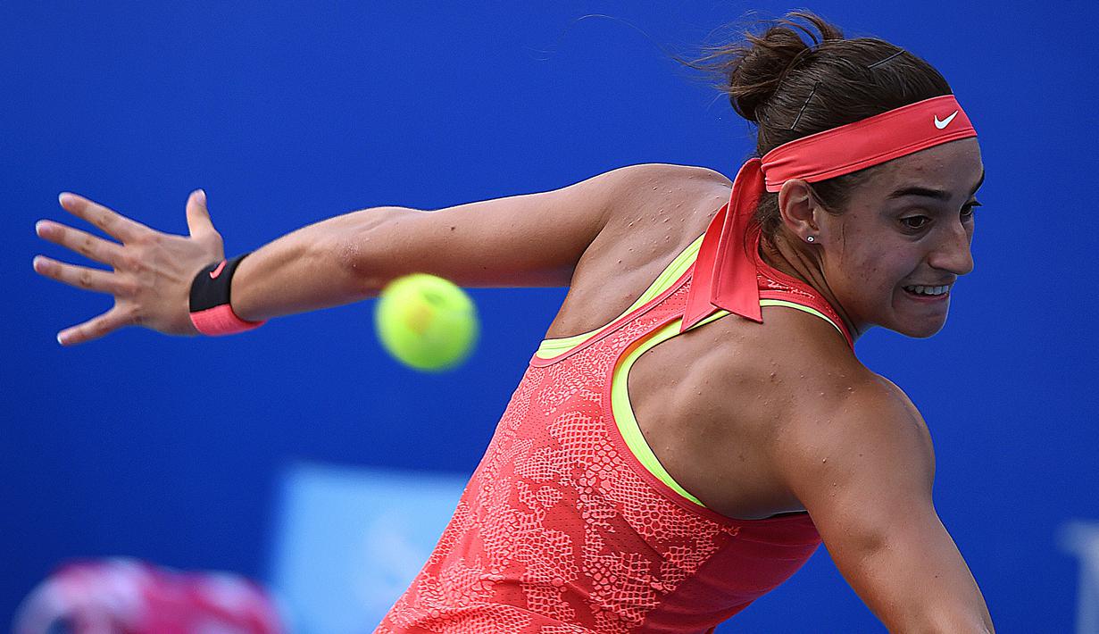 Petenis Caroline Garcia asal Perancis saat beraksi di China Open tennis tournament, Beijing, Selasa (06/10/2015).  (AFP Photo / Wang Zhao)