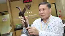 Komisioner Komisi Yudisial (KY), Taufiqurrahman Syahuri mendatangi KPK, Jakarta, Selasa (10/3/2015). Kedatangan Taufiqurrahman Syahuri untuk melaporkan hadiah yang diterimanya, salah satunya keris berwarna emas. (Liputan6.com/Helmi Afandi)