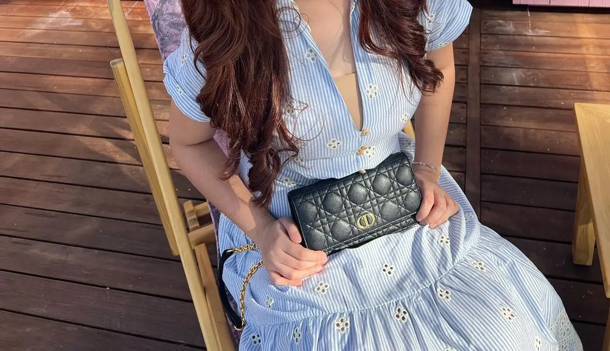 Kali ini, Rebecca Klopper tampil feminin dengan dress biru bergaris dan bermotif bunga. Foto: Instagram.