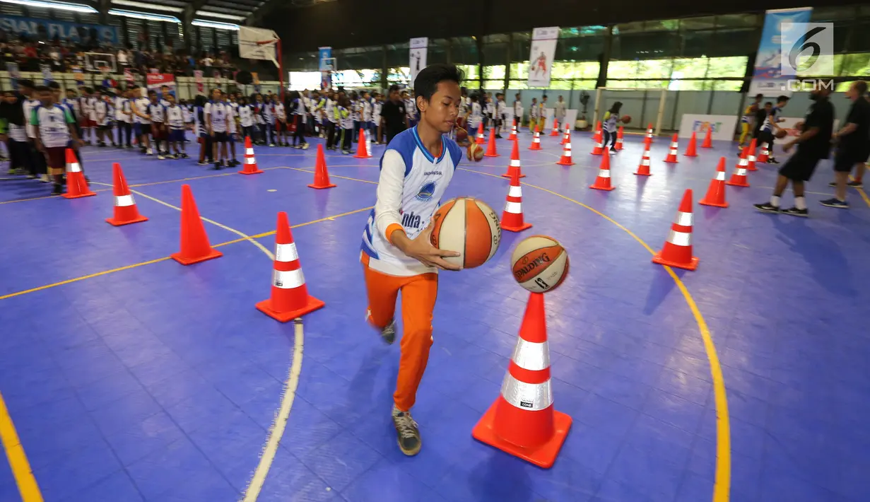 Remaja putra mendribble bola basket pada program Junior NBA Indonesia di Cilandak, Jakarta, Sabtu (24/3). Program ini meliputi serangkaian school clinic dan selection camp pada 21 Juli. (Liputan6.com/Fery Pradolo)