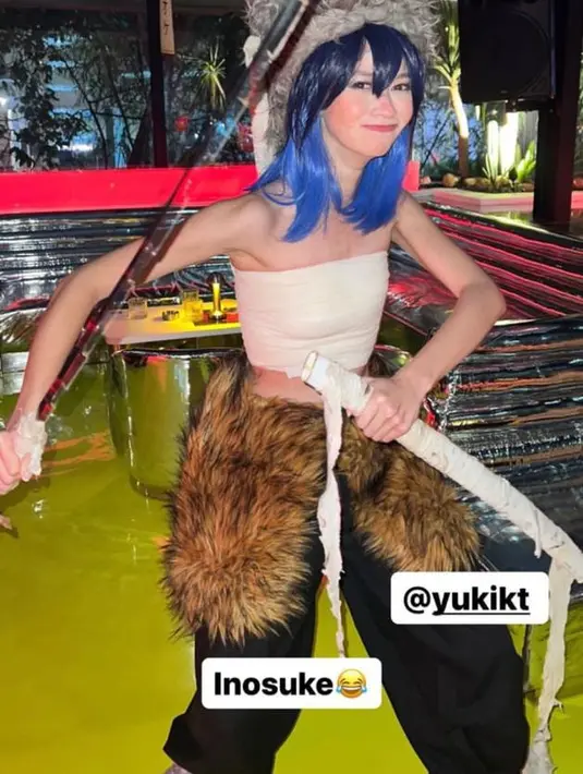 Sementara Yuki Kato memilih cosplay ala pendekar bertopeng babi alias Inosuke Hashibara.