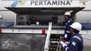 Petugas mengecek alat LNG di salah satu pusat perbelanjaan di Balikpapan, Kalimantan Timur, (27/10/2015).  Untuk mempertahankan komitmennya, PT. Pertamina Gas (Pertagas) menyalurkan LNG untuk kebutuhan mal besar. (Liputan6.com/Immanuel Antonius)